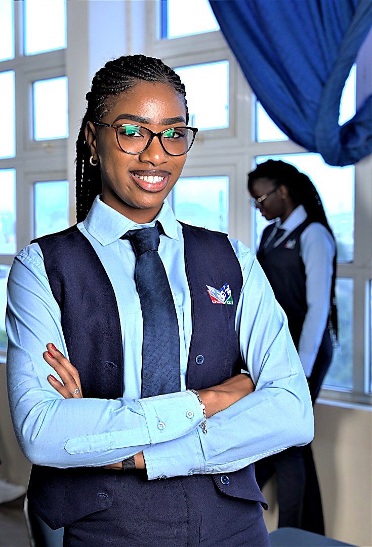 Étudiante du Groupe IPG-ISTI en uniforme institutionnel